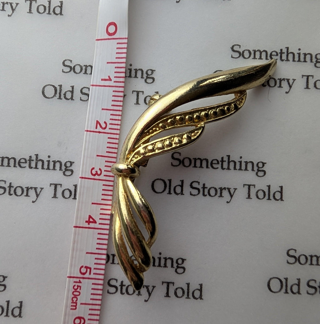 Vintage Gold Tone Brooch Set – Textured Bow & Sculptural Wing Pin – Mid Century Costume Jewellery __etsy:8012949453