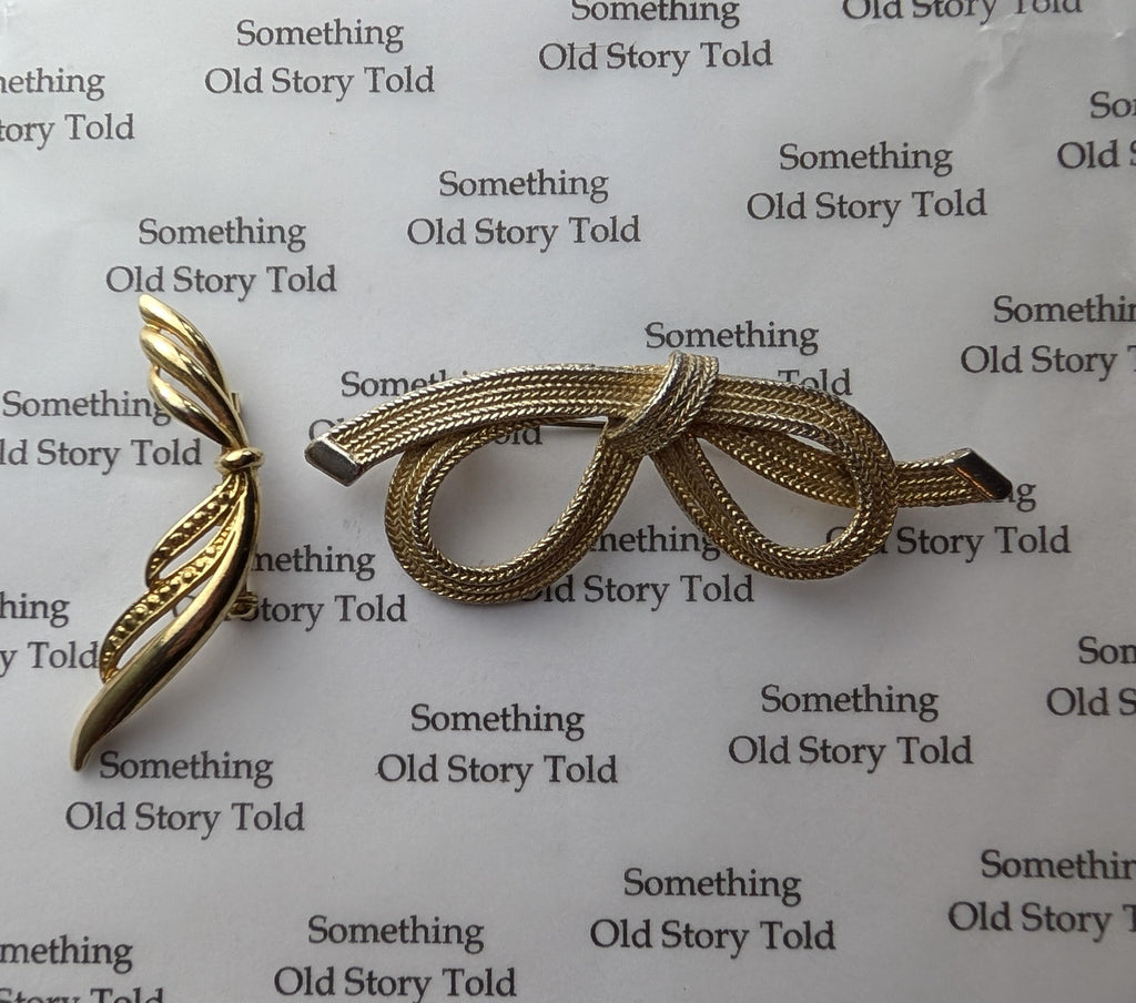 Vintage Gold Tone Brooch Set – Textured Bow & Sculptural Wing Pin – Mid Century Costume Jewellery __etsy:7964992518