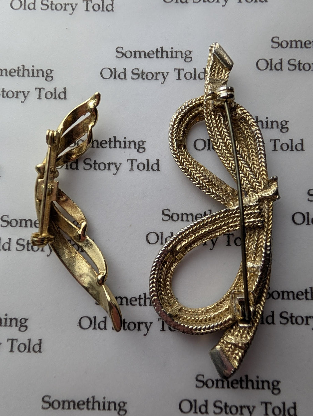 Vintage Gold Tone Brooch Set – Textured Bow & Sculptural Wing Pin – Mid Century Costume Jewellery __etsy:8012949523