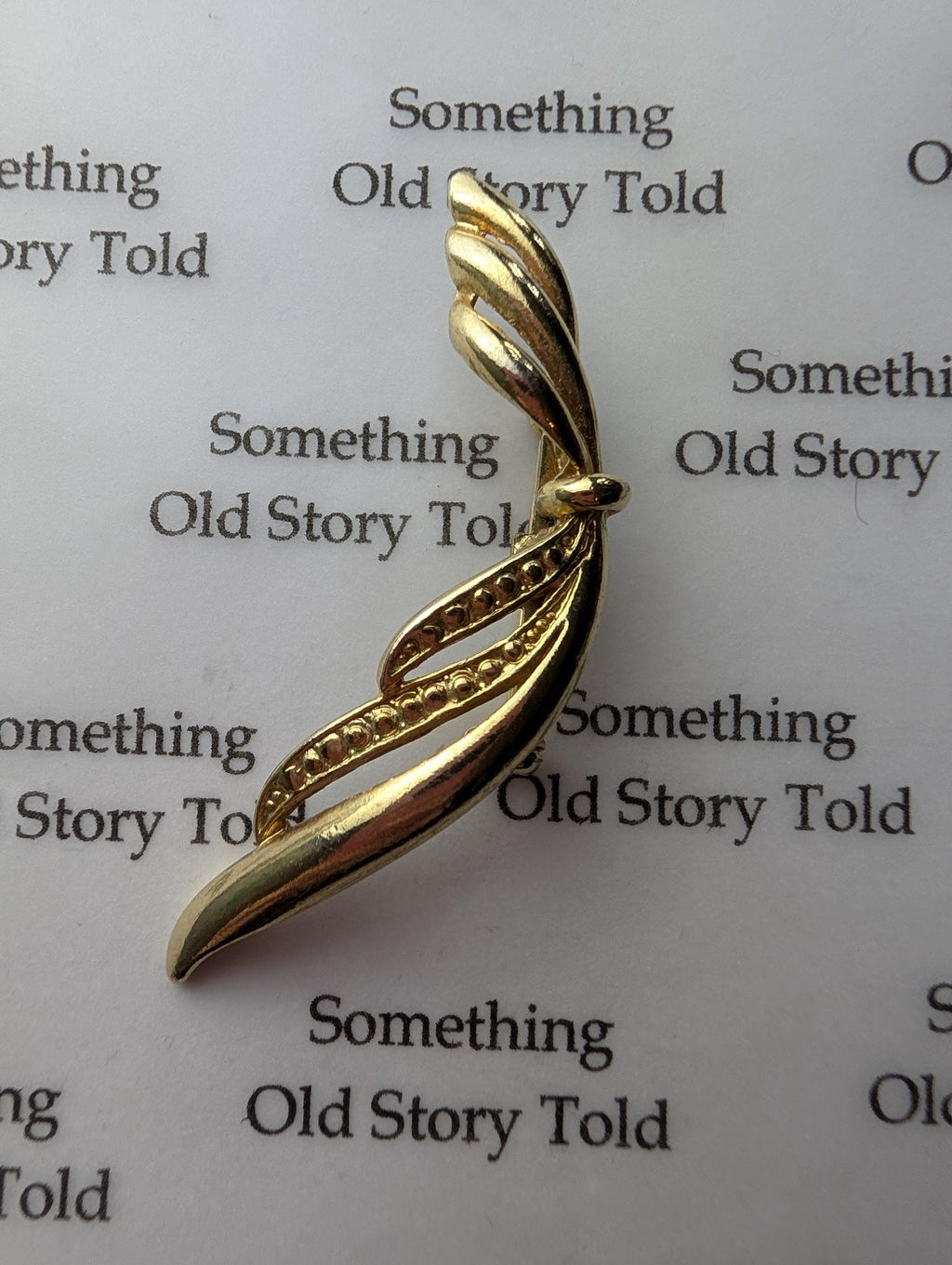 Vintage Gold Tone Brooch Set – Textured Bow & Sculptural Wing Pin – Mid Century Costume Jewellery __etsy:7964992574