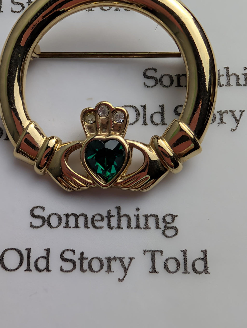 Vintage Sol D’or Claddagh Brooch: Emerald Green Heart, Gold Plated Irish Pin __etsy:8036969227