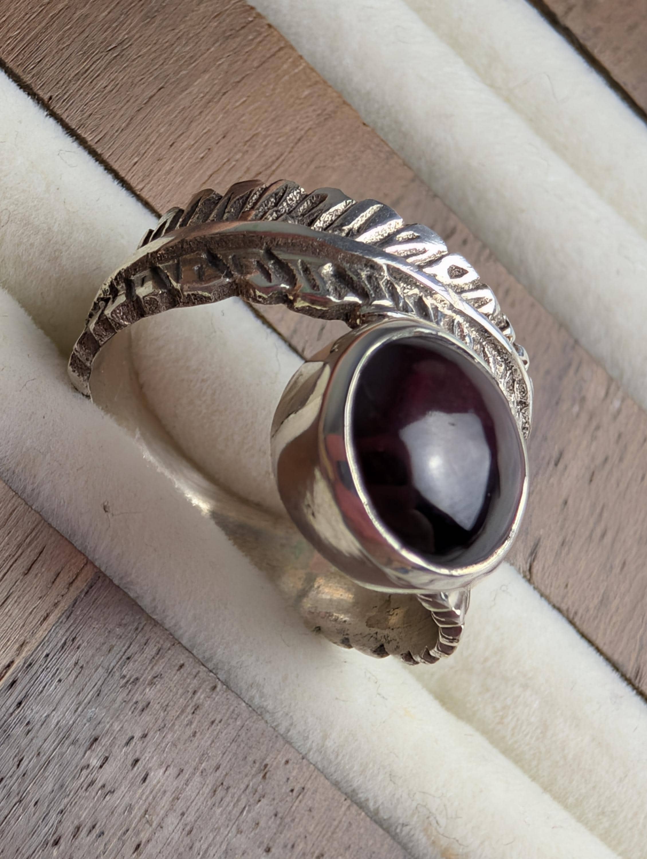 Vintage 90s Sterling Silver Feather Ring with Garnet, Textured Bypass Wrap Ring, Deep Purple Cabochon Gemstone Boho Statement Ring __etsy:8135155102