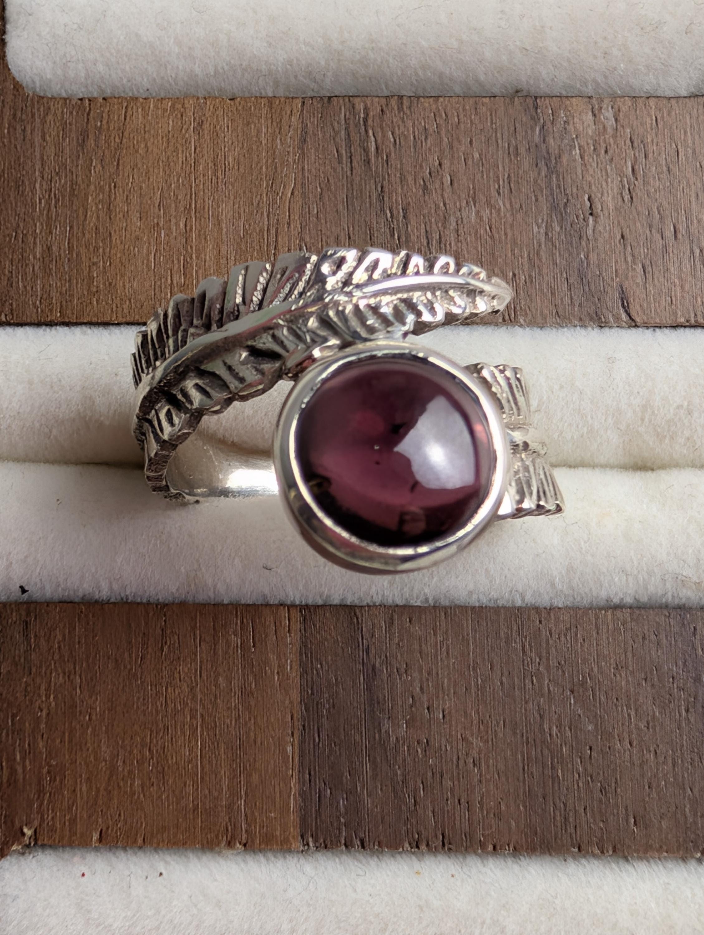 Vintage 90s Sterling Silver Feather Ring with Garnet, Textured Bypass Wrap Ring, Deep Purple Cabochon Gemstone Boho Statement Ring __etsy:8135155132