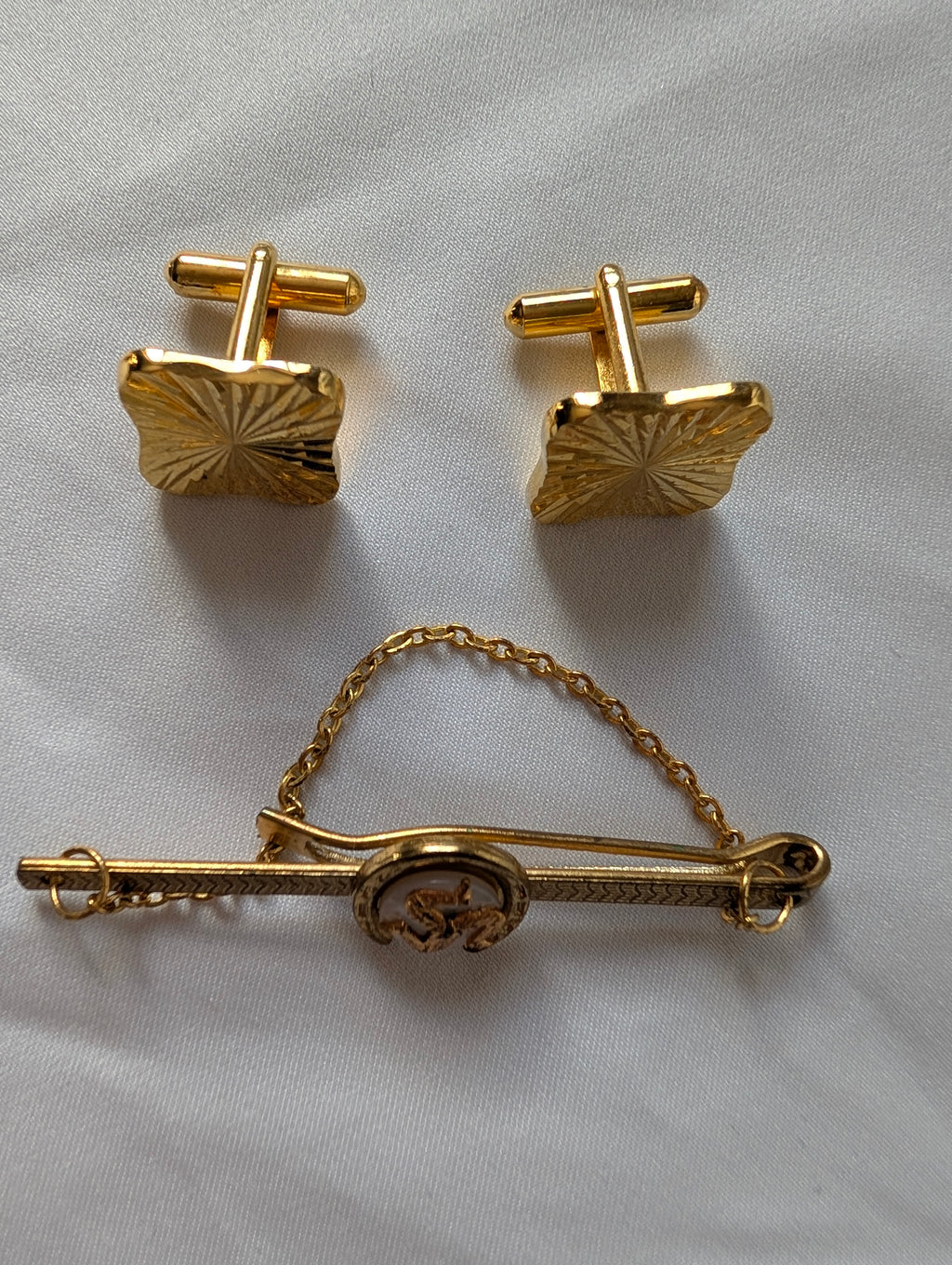 Vintage Isle of Man Tie Clip & Sunburst Cufflinks Set, Gold Tone Triskelion Horseshoe Tie Bar with Safety Chain, Mid Century Mens Gift