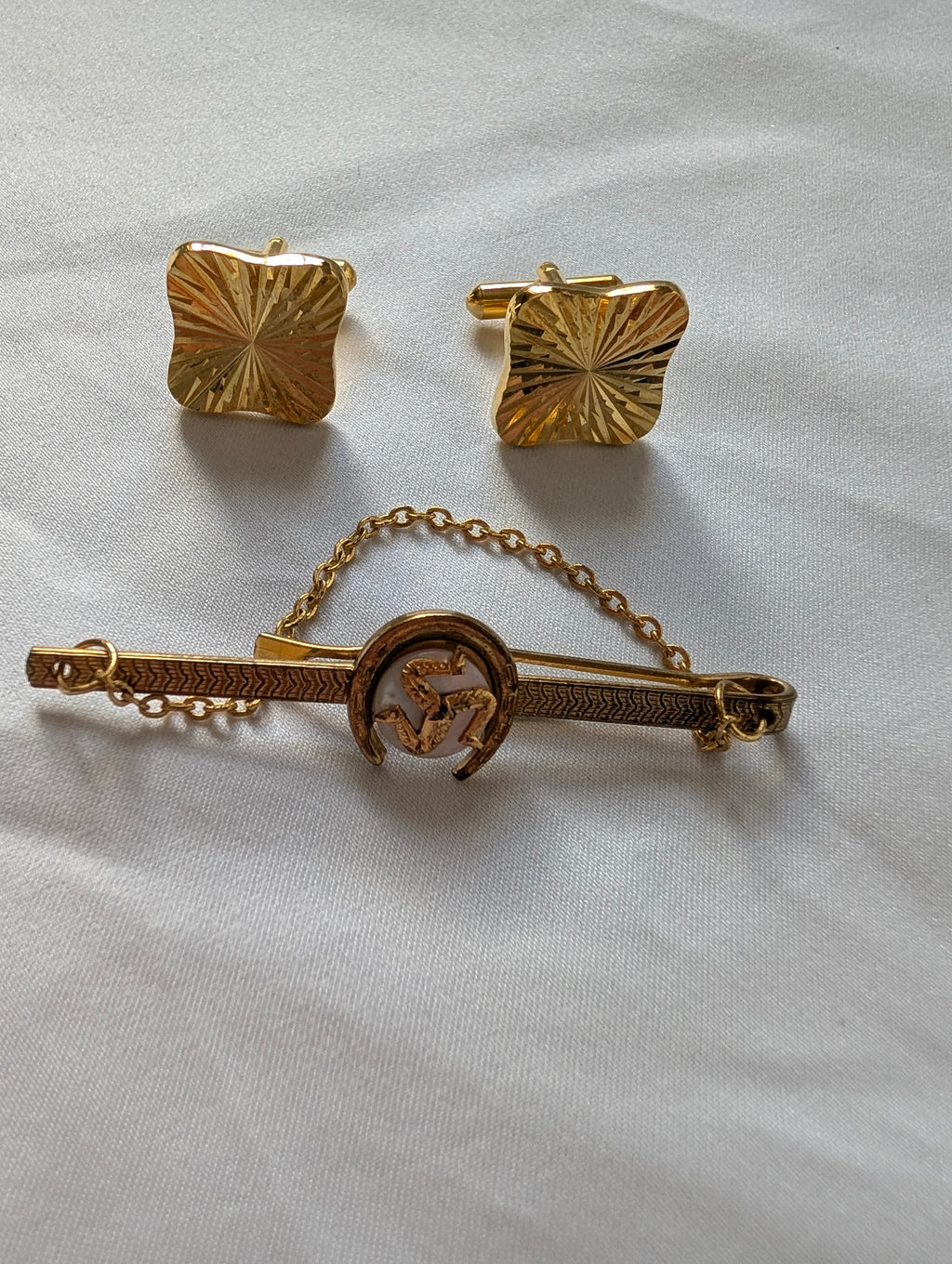 Vintage Isle of Man Tie Clip & Sunburst Cufflinks Set, Gold Tone Triskelion Horseshoe Tie Bar with Safety Chain, Mid Century Mens Gift