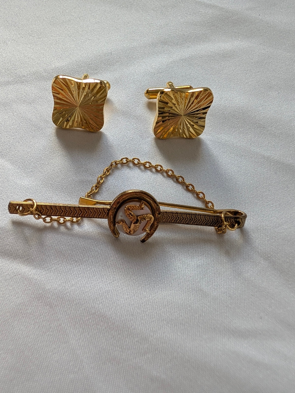 Vintage Isle of Man Tie Clip & Sunburst Cufflinks Set, Gold Tone Triskelion Horseshoe Tie Bar with Safety Chain, Mid Century Mens Gift
