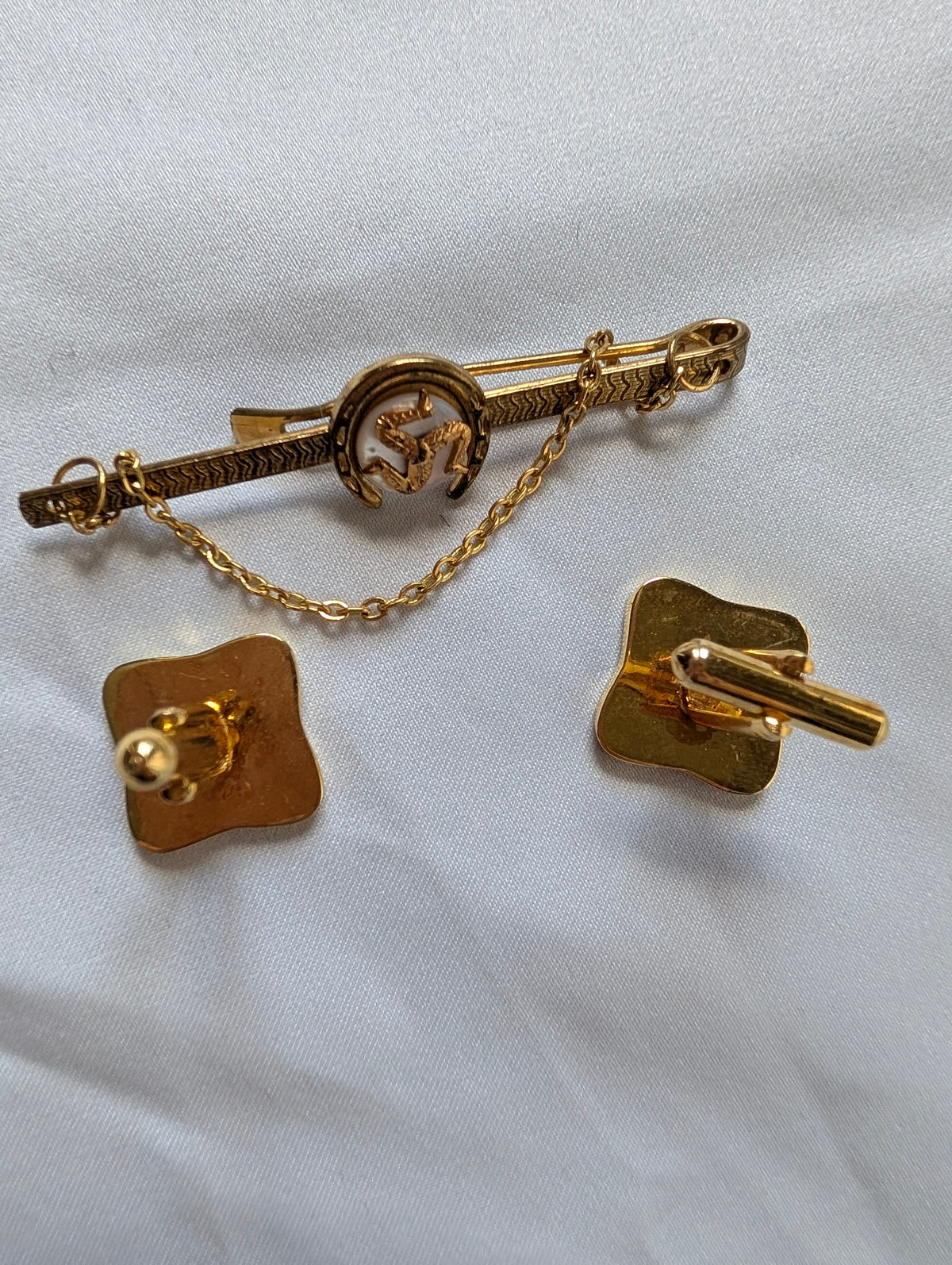 Vintage Isle of Man Tie Clip & Sunburst Cufflinks Set, Gold Tone Triskelion Horseshoe Tie Bar with Safety Chain, Mid Century Mens Gift