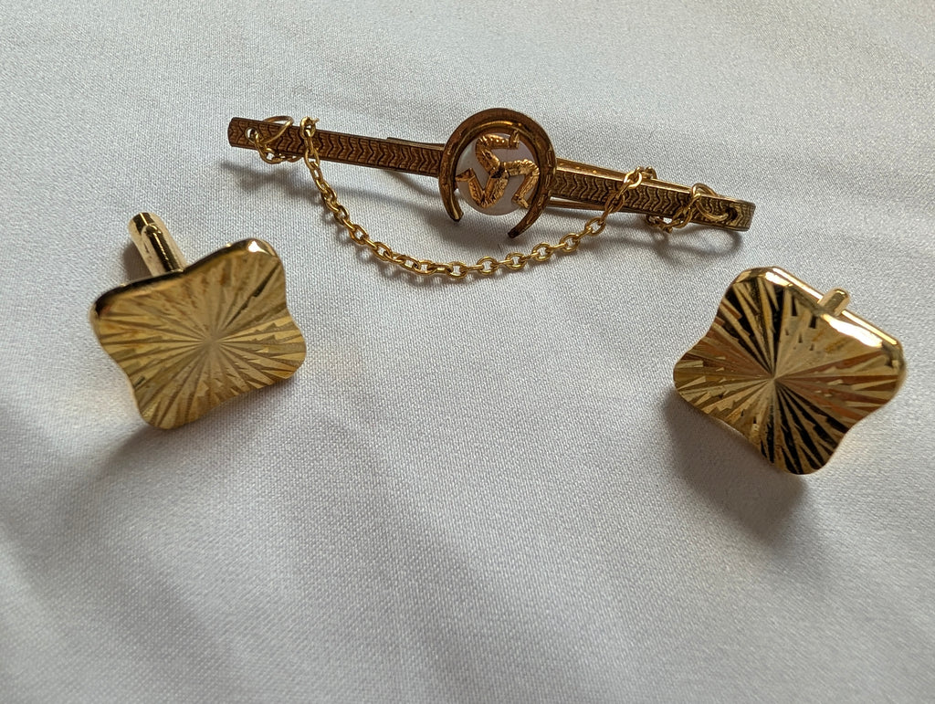 Vintage Isle of Man Tie Clip & Sunburst Cufflinks Set, Gold Tone Triskelion Horseshoe Tie Bar with Safety Chain, Mid Century Mens Gift