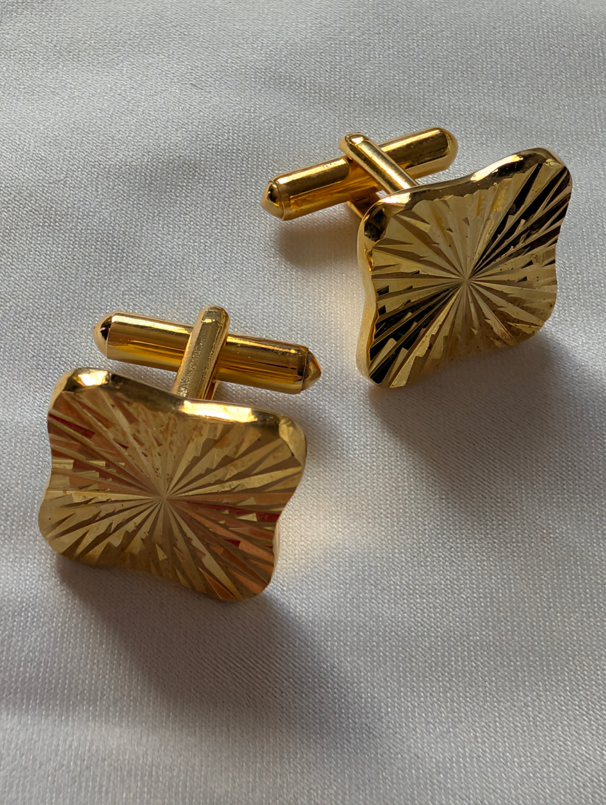 Vintage Isle of Man Tie Clip & Sunburst Cufflinks Set, Gold Tone Triskelion Horseshoe Tie Bar with Safety Chain, Mid Century Mens Gift
