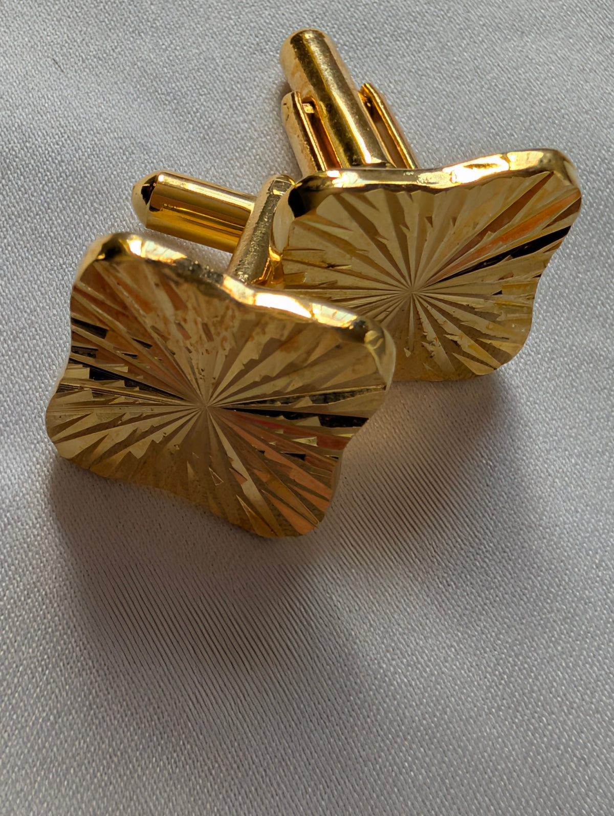 Vintage Isle of Man Tie Clip & Sunburst Cufflinks Set, Gold Tone Triskelion Horseshoe Tie Bar with Safety Chain, Mid Century Mens Gift