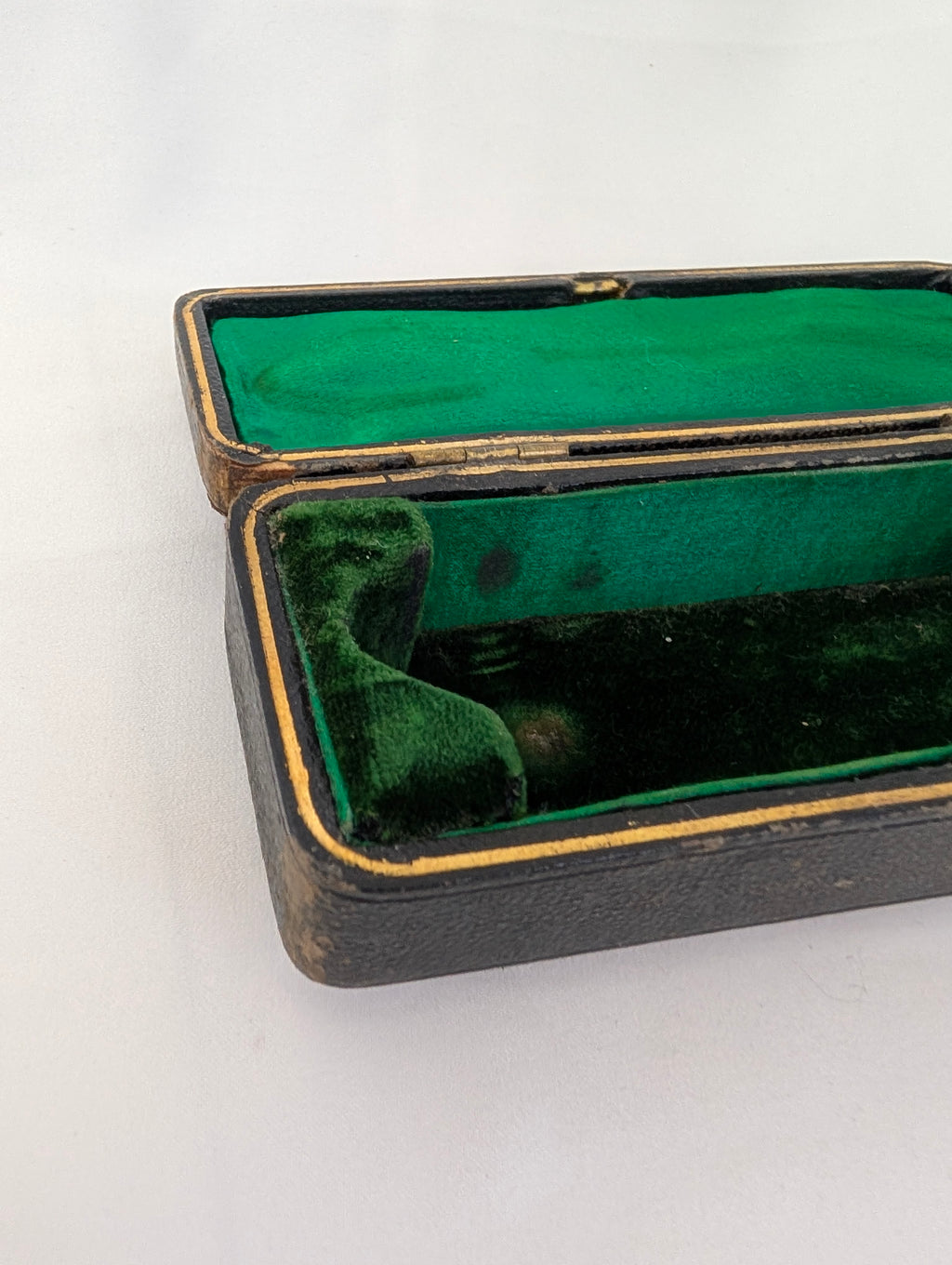 Antique Victorian Tooled Leather Brooch Box – Circa 1890s Fitted Bar Pin Case with Emerald Green Velvet & Silk Lining