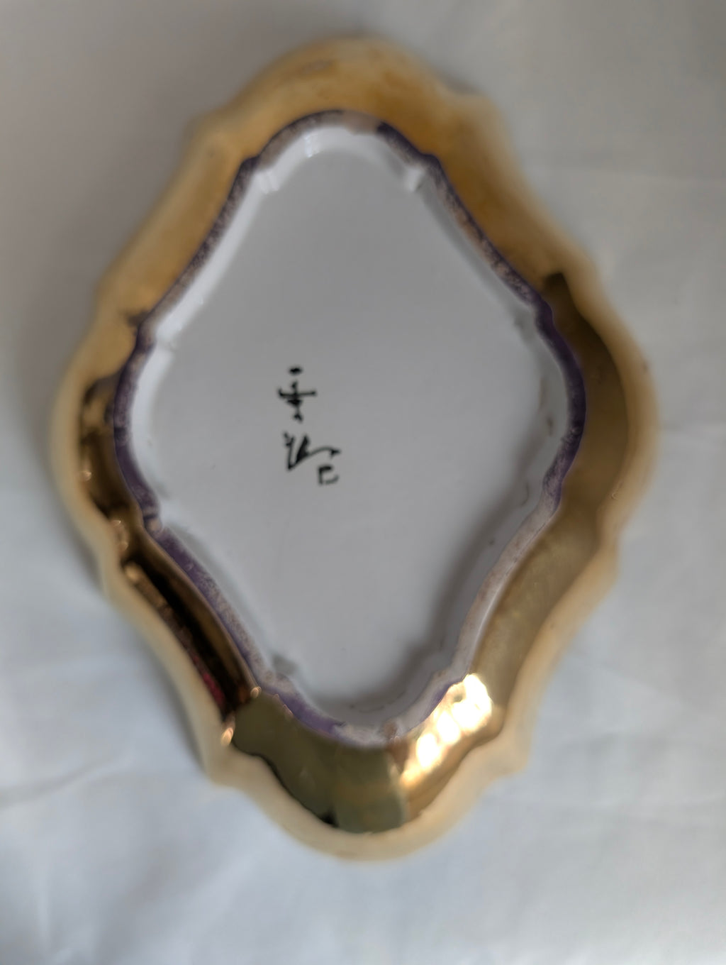 Vintage Scalloped Gilt Ceramic Trinket Dish – Hand-Signed Gold Leaf Style Vide-Poche & Jewellery Tray